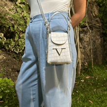 Carica l'immagine nel visualizzatore di Gallery, Borsa da donna versace bianca